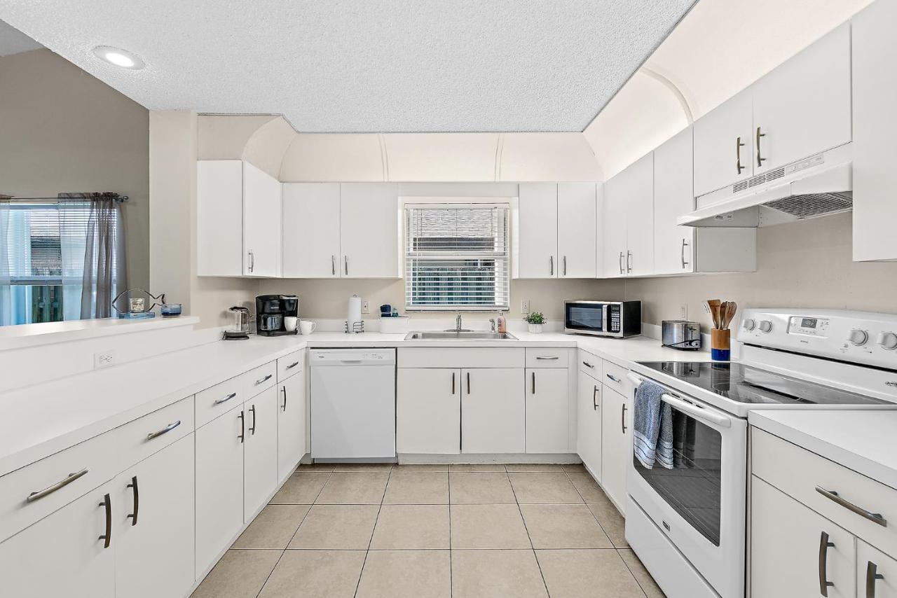 Serene Seaside Retreat - Dog Friendly - 2Br Townhouse With Shared Heated Pool Steps To Paradise Beach! Melbourne Bagian luar foto